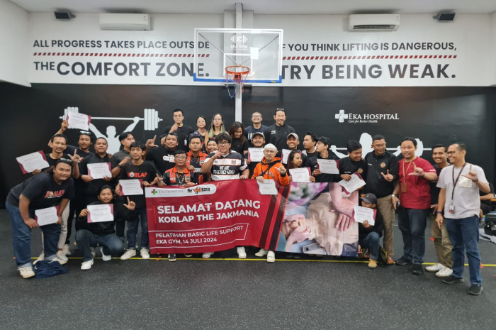 Eka Hospital BSD melatih koordinator lapangan Jakmania memberikan pertolongan pertama
