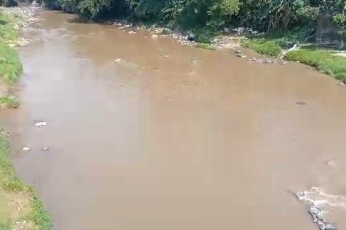 Tangkapan layar video kondisi Sungai Cikaniki Nanggung, Kabupaten Bogor yang berubah warna Selasa (16/7/2024).