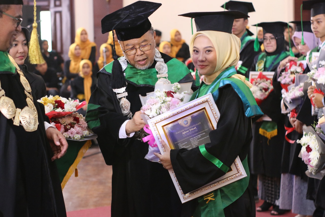 Salah satu lulusan terbaik UIKA Bogor diwisuda ke-78, Rabu (17/7/2024).