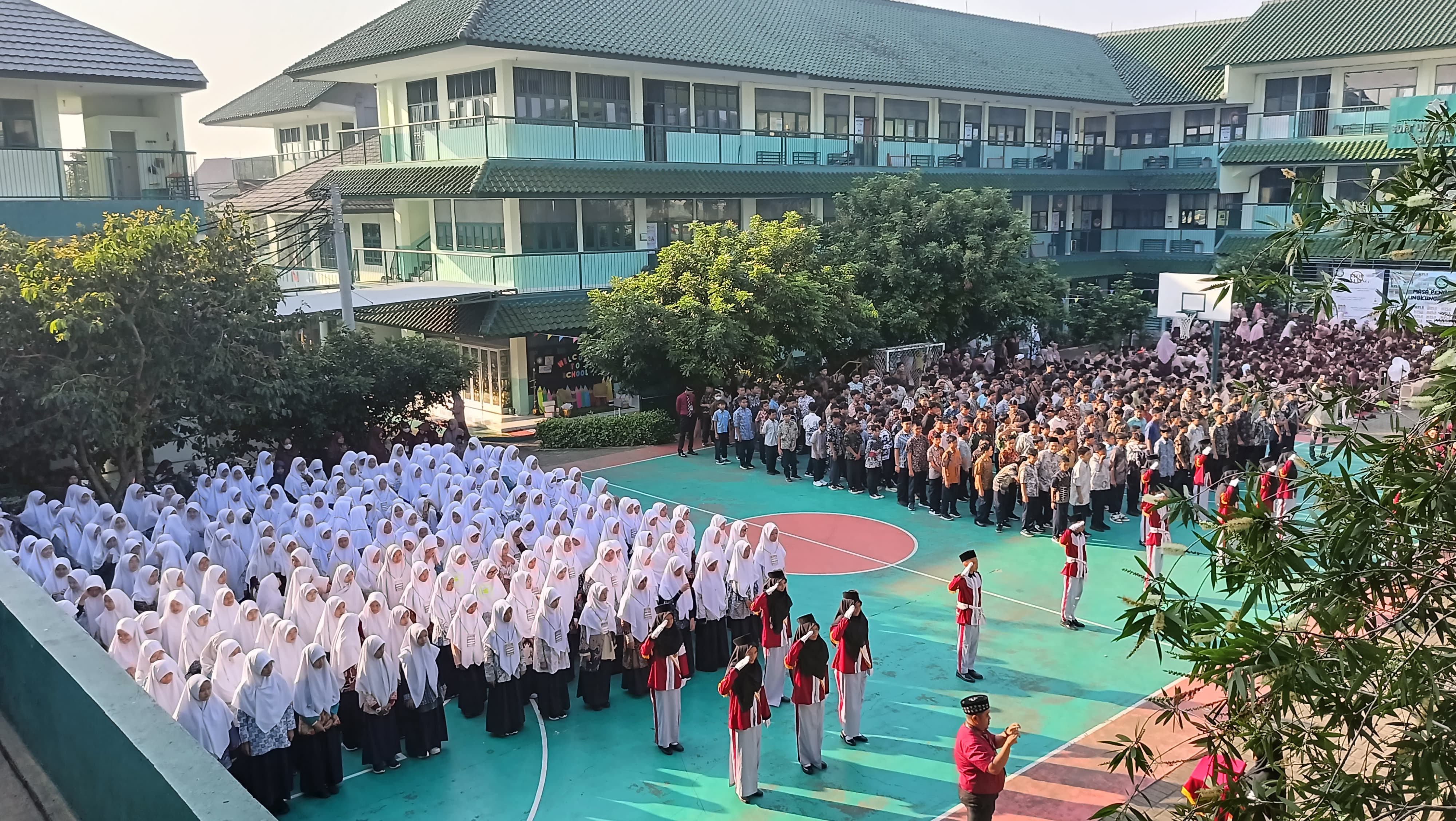 Siswa siswi  Ummul Quro Bogor, antusias mengikuti MPLS di sekolahnya.