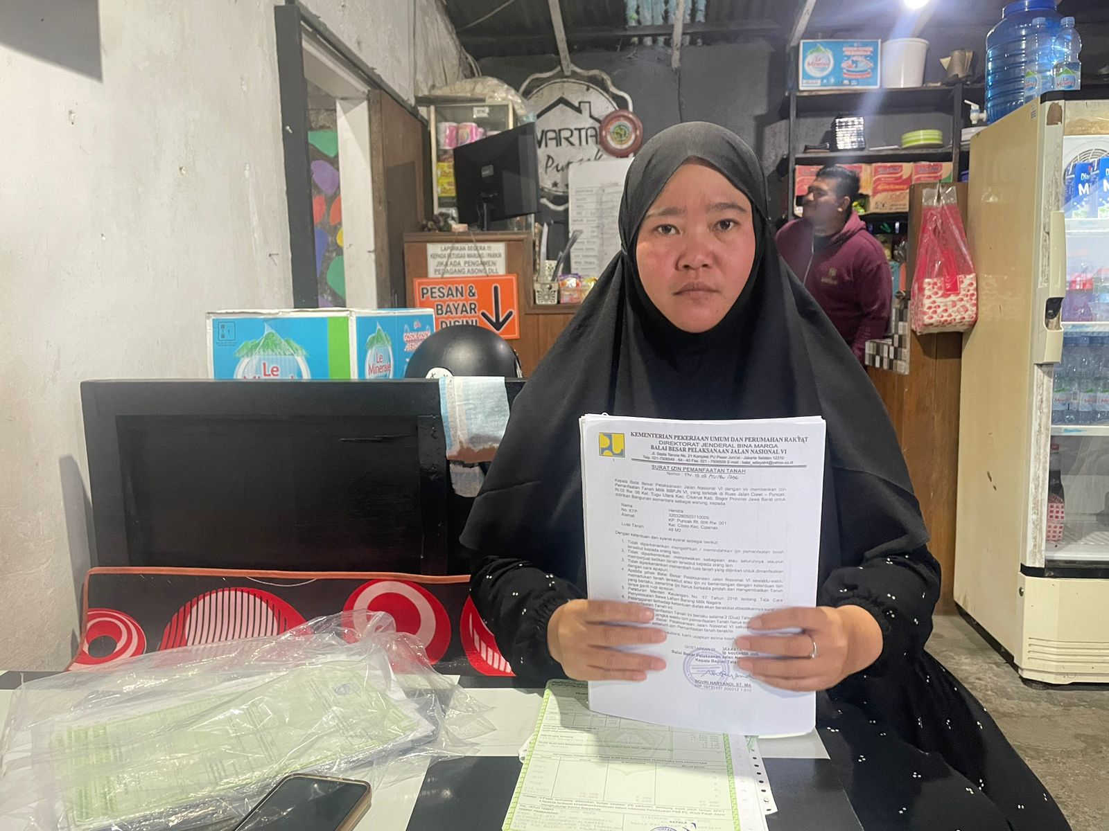 Iik Hasanah, salah satu pemilik warung di Warpat Puncak, Kabupaten Bogor yang berharap ada kebijaksanaan pemerintah untuk tidak membongkar Warpat.