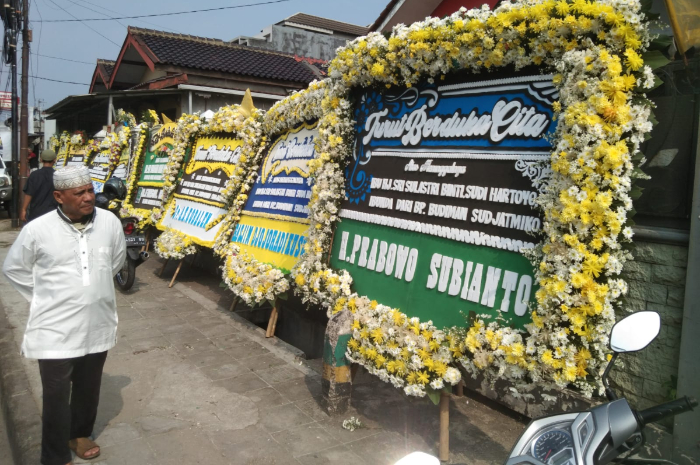 Karangan bunga ucapan berduka cita  berderet di depan rumah duka orang tua dari Budiman Sudjatmiko di Jalan Pacilong, Kebon Pedes, Kota Bogor, Kamis(18/7/2024).