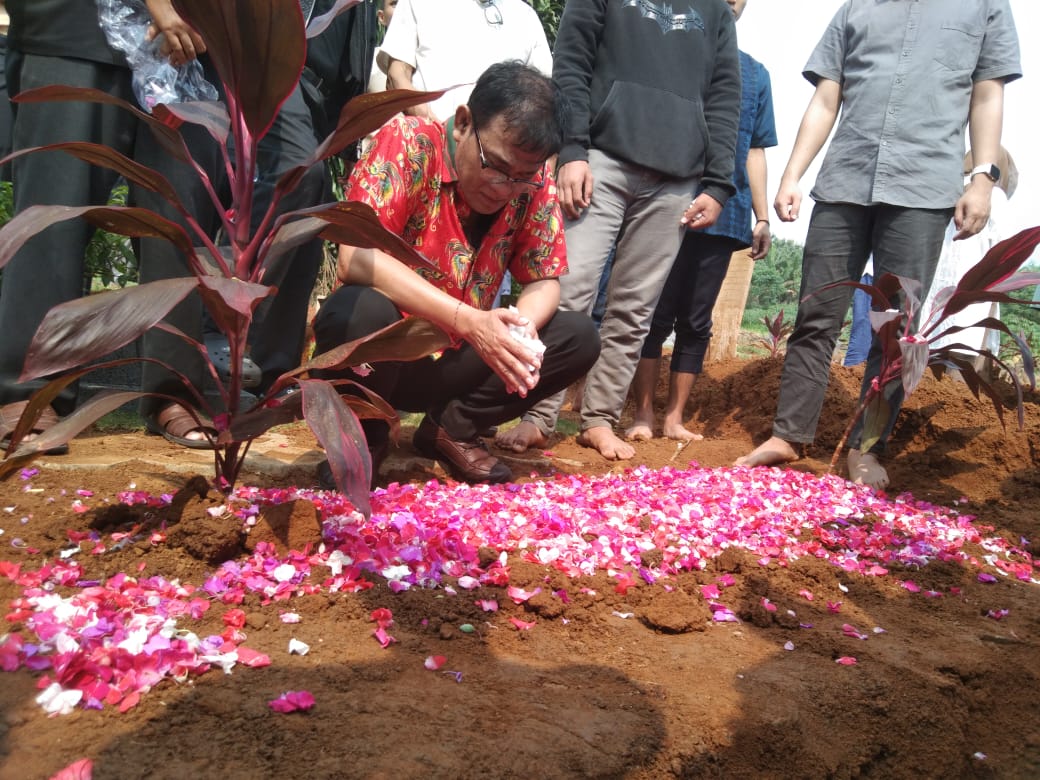 Budiman Sudjatmiko, saat pemakaman ibunya di TPU Kayumanis, Kecamatan Tanah Sareal,  Kota Bogor, Kamis (18/7/2024).
