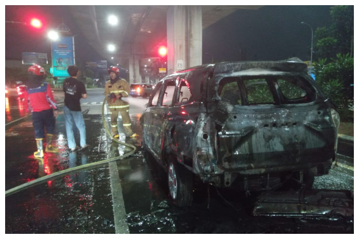 Penanangan mobil terbakar di Jalan Soleh Iskandar, Kecamatan Tanah Sareal, Kota Bogor.