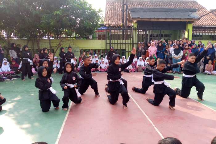Penampilan anak-anak anggota Perguruan Pencak Silat Rajawali di SDN Sukaresmi.