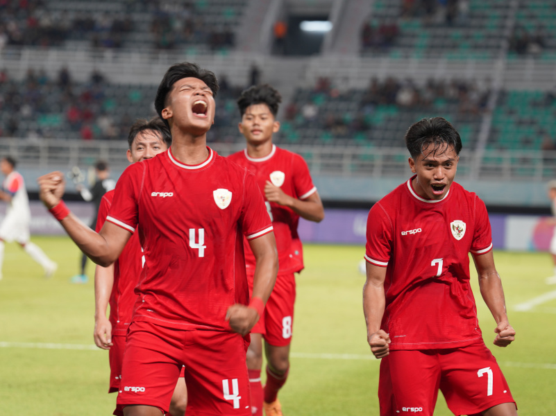 Selebrasi pemain Timnas U-19 Indonesia usai menjebol gawang Filipina U-19 di Stadion GBT Surabaya, Rabu (17/7/2024) malam.