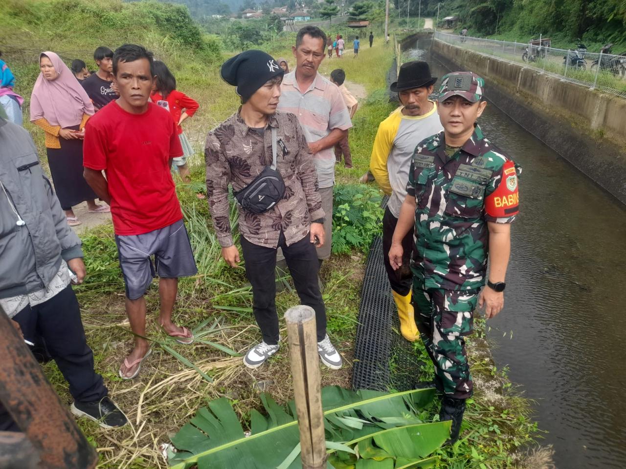 Petugas mengevakuasi jasad bayi yang ditemukan warga Kampung Muara, Desa Cibunian, Kabupaten Bogor.