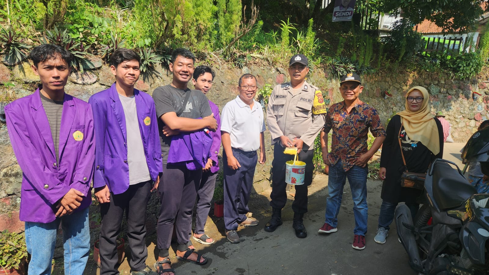 Dosen Sekolah Pascasarjana Prodi Manajemen Agus Setyo Pranowo (baju putih) bersama BLM FEB Unpak, lurah dan bhabinkamtibmas Cipaku usai melakukan kegiatan Jumat Bersih. (IST)