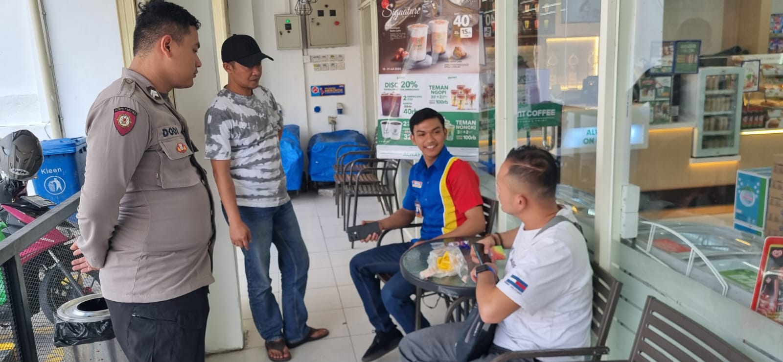 Polsek Megamendung mengecek TKP kasus pencurian yang diduga dilakukan pelajar berseragam Pramuka. Aksi tersebut terekam CCTV dan beredar di media sosial.