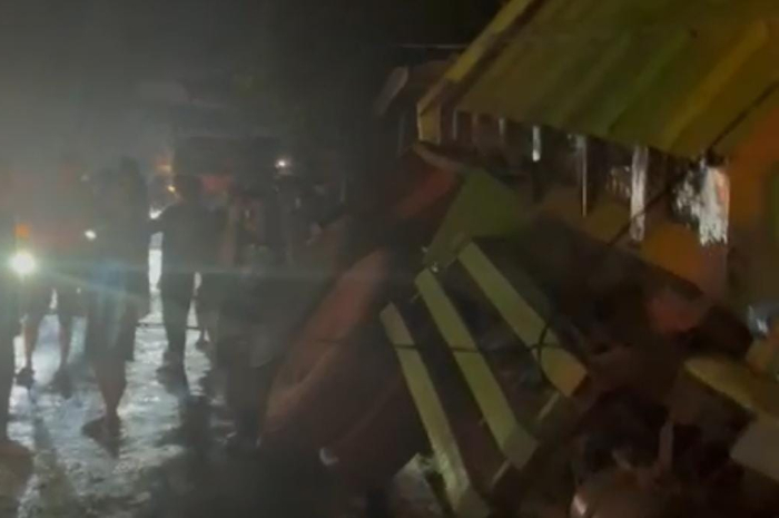 Truk tambang menabrak tiang listrik hingga rumah warga di Parungpanjang Bogor, Sabtu (20/7/2024) malam.