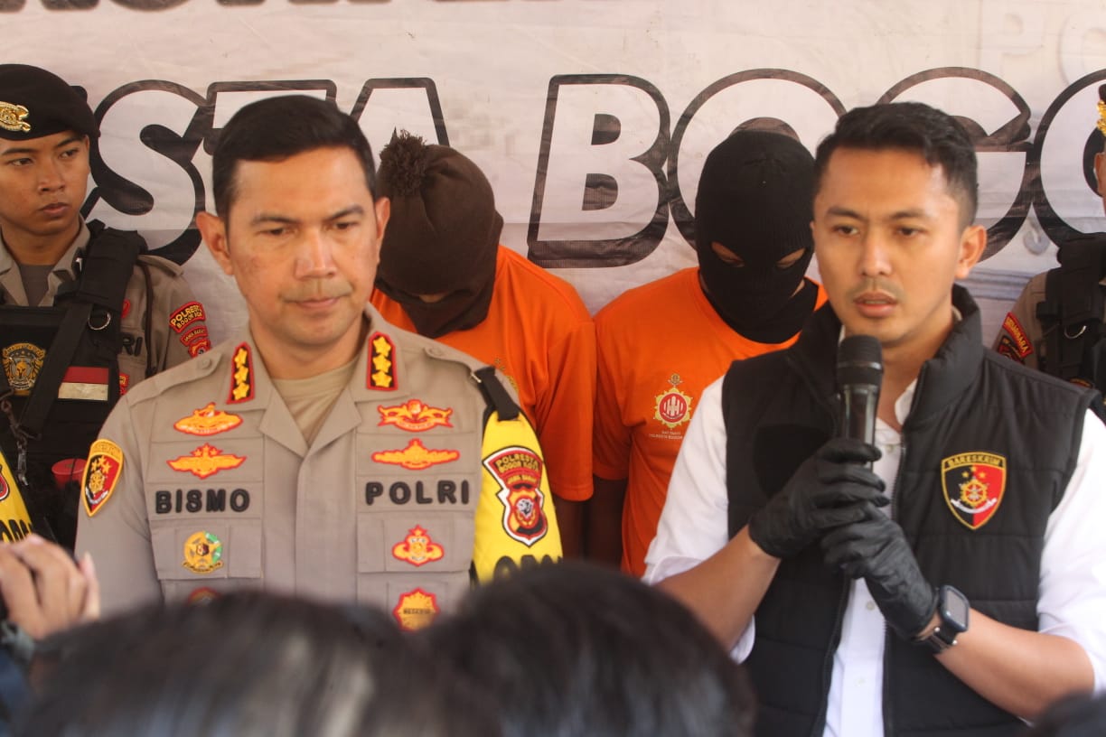Kasat Reskrim Polresta Bogor Kota, Kompol Luthfi Olot (kanan) saat konferensi pers di Polresta Bogor Kota terkait kasus dugaan malapraktik salah satu RS di Kota Bogor.