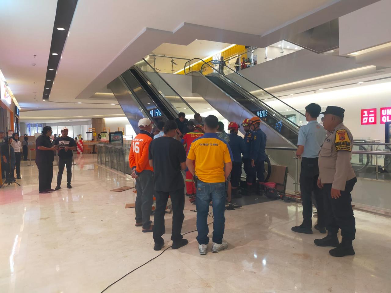 Evakuasi balita yang kakinya terjepit eskalator di Cibinong City Mall.