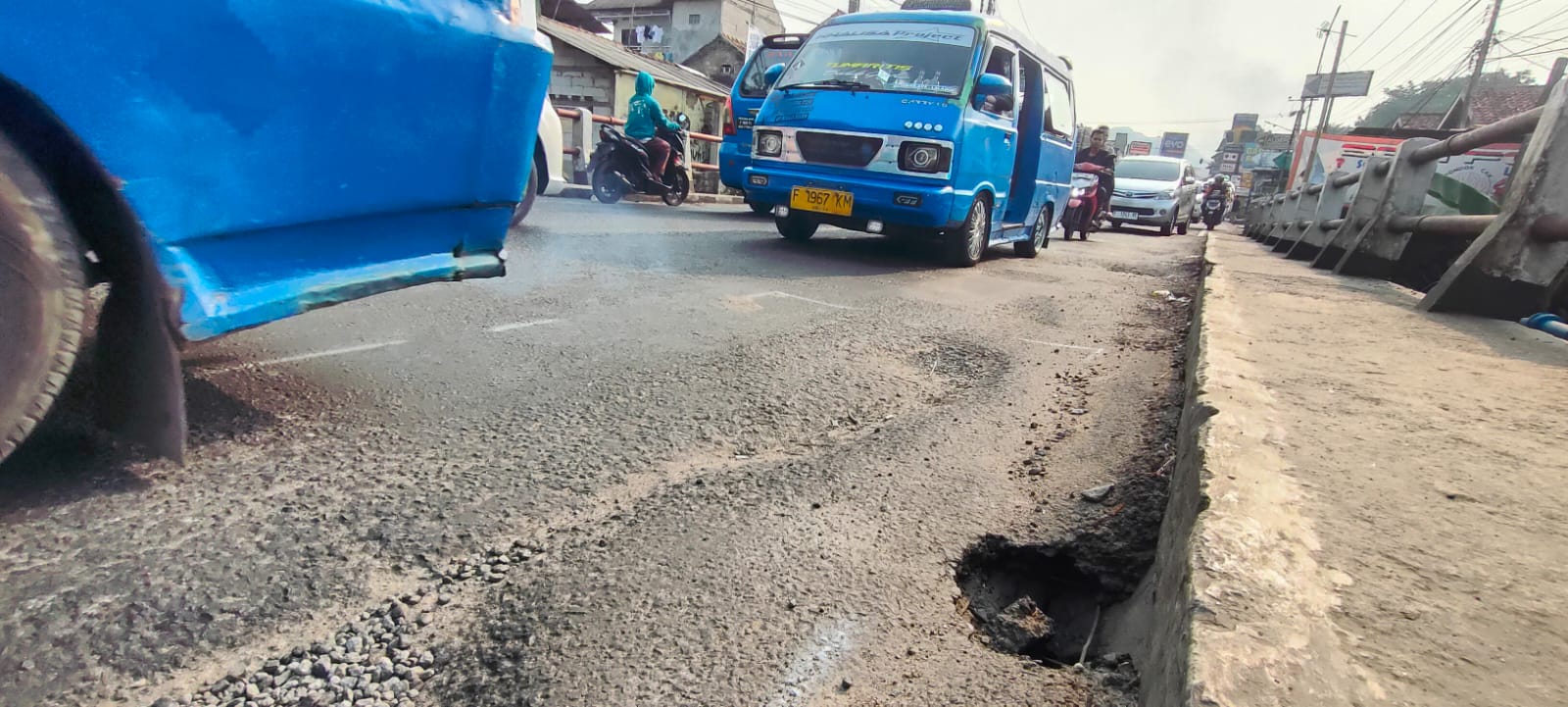 Kondisi lubang yang menganga di Jembatan Cinangneng, Kecamatan Ciampea, Kabupaten Bogor.