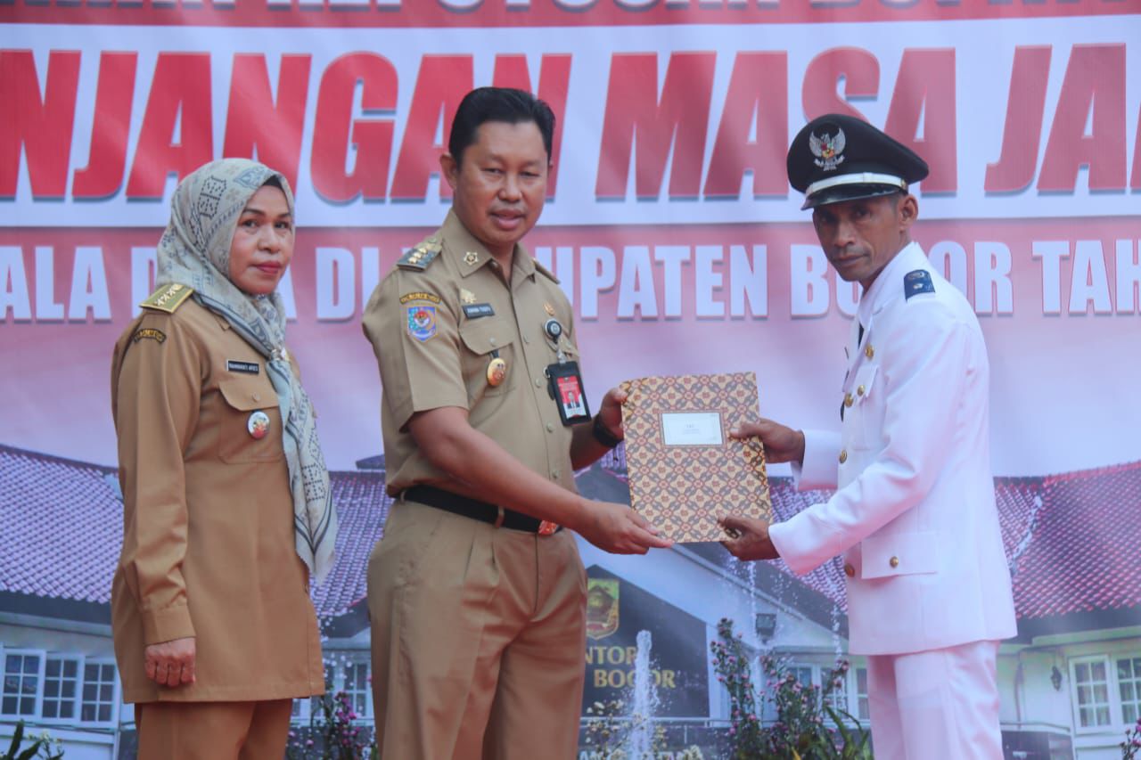Penjabat Bupati Bogor, menyerahkan SK perpanjangan masa tugas kepada 13 Kades di Kabupaten Bogor, Senin (22/7/2024).