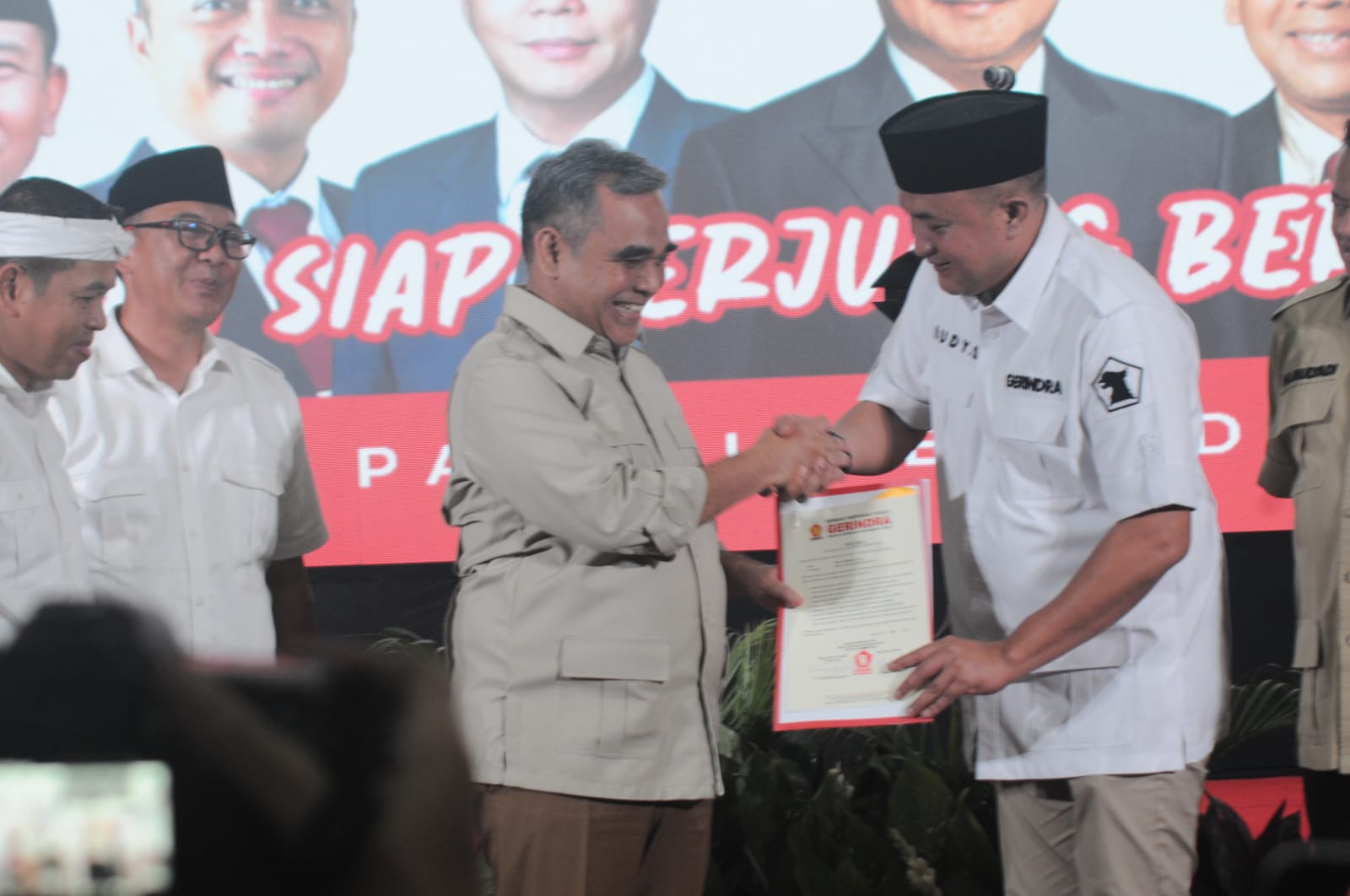 Rudy Susmanto menerima surat tugas dari Geridra sekaligus deklarasi pencalonan sebagai peserta pemilu kepala daerah di Lorin Hotel Sentul, Babakan Madang, Kabupaten Bogor, Senin (21/7/2024).