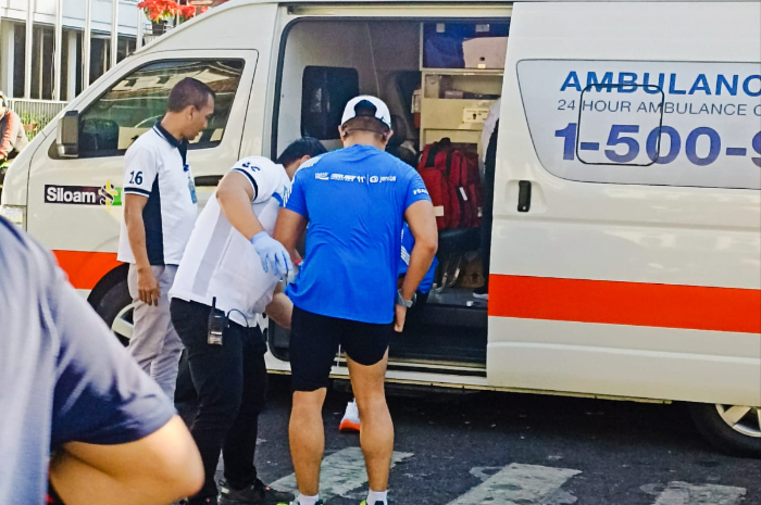 Petugas medis dari Siloam Hospitals saat membantu peserta Pocari Sweat Run 2024.