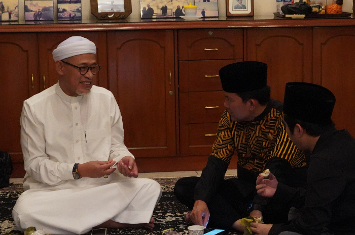 Calon Wali Kota Bogor 2024,&nbsp;Dokter Rayendra (tengah) bertakziyah ke kediaman Wakil Ketua Komisi IV DPR RI, Budhy Setiawan.