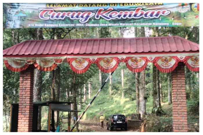 Curug Kembar yang berlkasi di Kampung Cisangku, Desa Wisata Malasari, Kecamatan Nanggung, Kabupaten Bogor.