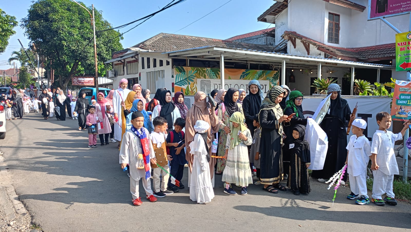 Murid dari TK Al Muslimun mengikuti pawai memperingati Hari Anak Nasional dan Tahun Baru Hijriah di Kelurahan Bantarjati, Bogor Utara, Selasa (23/7). (Foto: Imam Rahmanto)