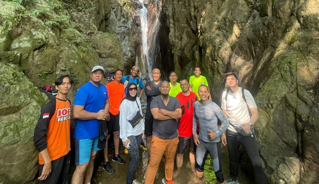 Komunitas basket LNC saat trekking ke Curug Ngumpet di Sentul, Babakan Madang. (IST)