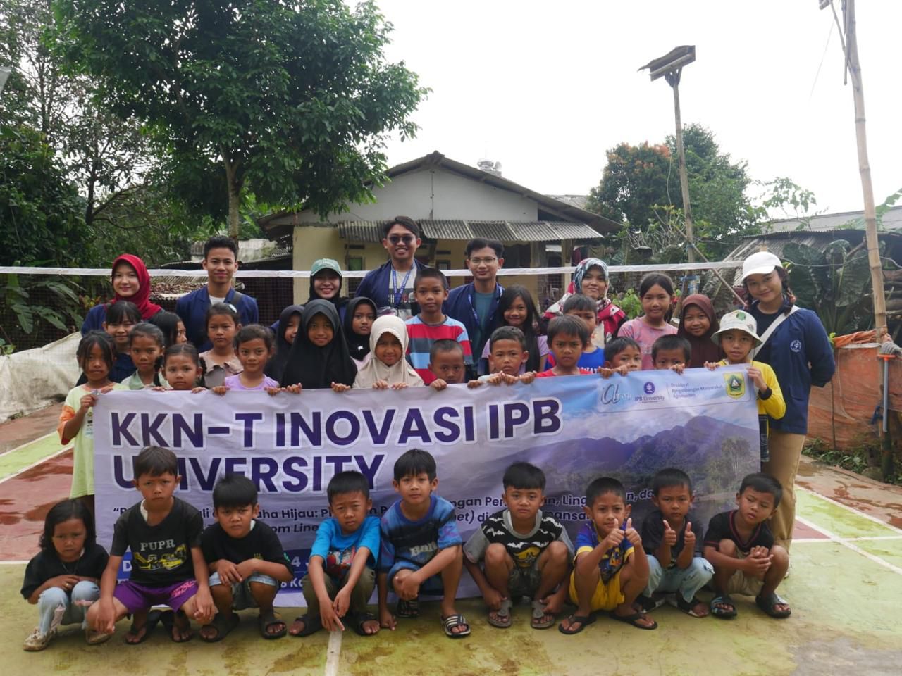 Mahasiswa KKNT Inovasi IPB University mengajarkan cara memilah sampah kepada anak-anak usia dini di Desa Tamansari, Kabupaten Bogor.