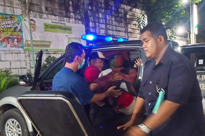 Evakuasi korban kecelakaan di Jalan Raya Parung-Bogor Senin (22/7/2024) malam.