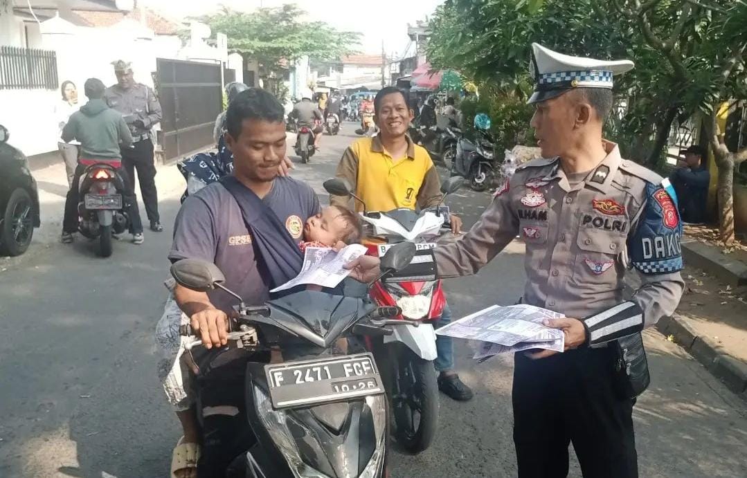 Polisi berikan teguran pada pengendara sepeda motor yang terjaring Operasi Patuh Lodaya di Simpang Parung.