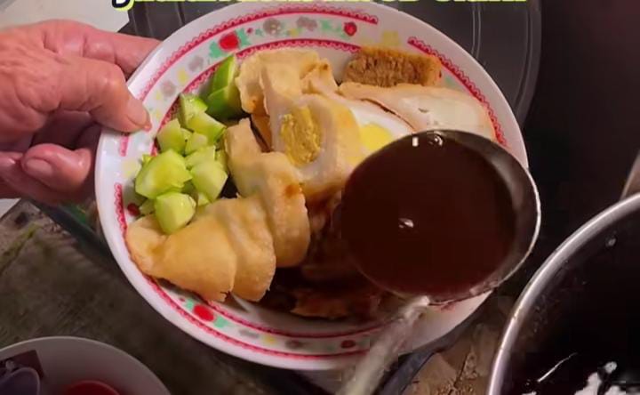 Pempek Hengki Ciawi, asli Palembang yang harganya cukup terjangkau.