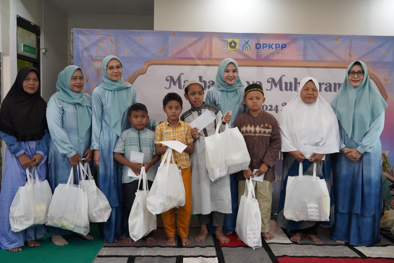 Kegiatan pengurus DWP DPKPP Bogor, menggelar pengajian rutin hingga santunan anak yatim yang berlangsung di kantor UPT Penataan Bangunan I wilayah Cibinong, Selasa (23/7).