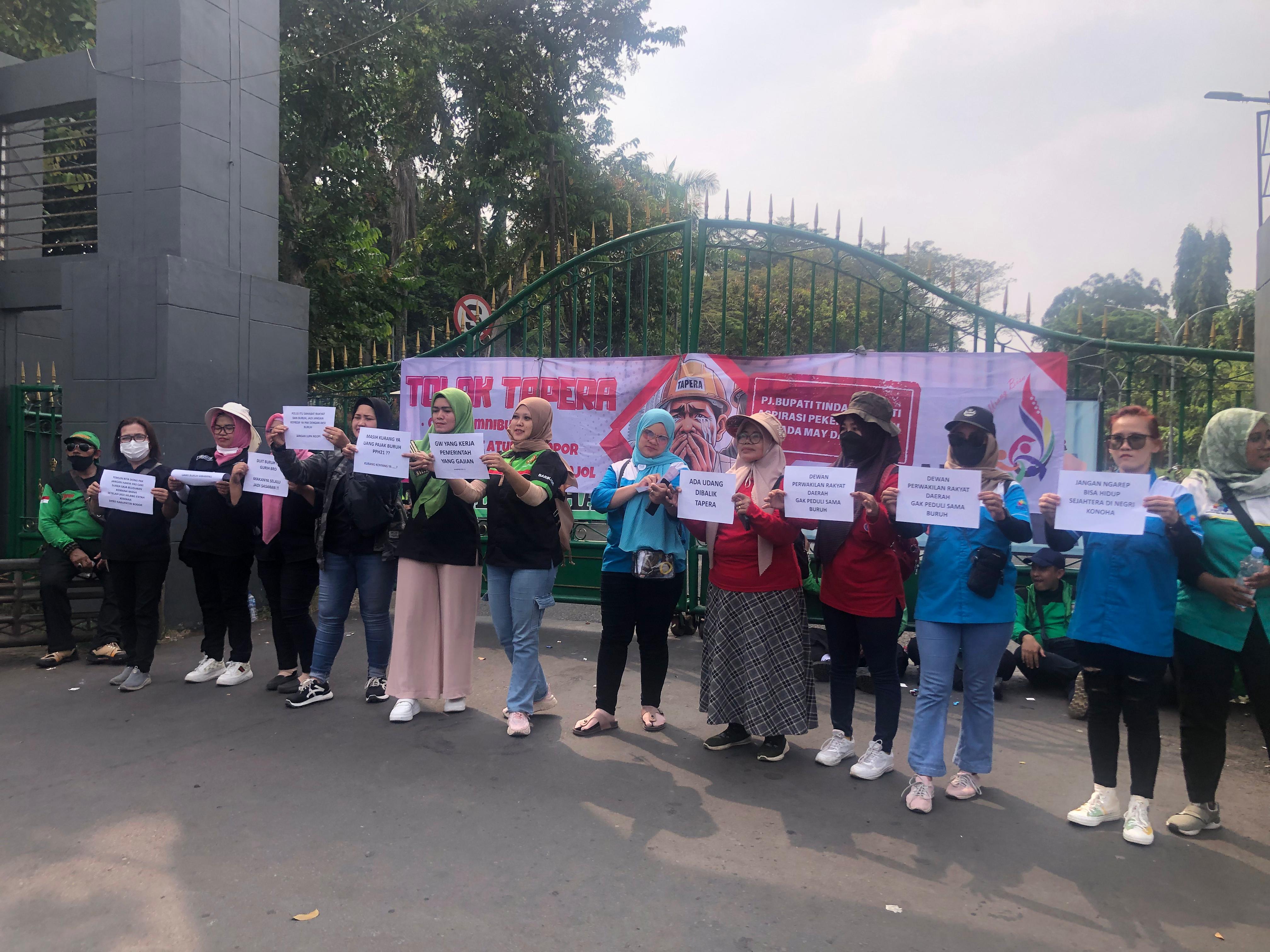 Aliansi buruh Kabupaten Bogor lakukan aksi demo depan kantor Pj Bupati.