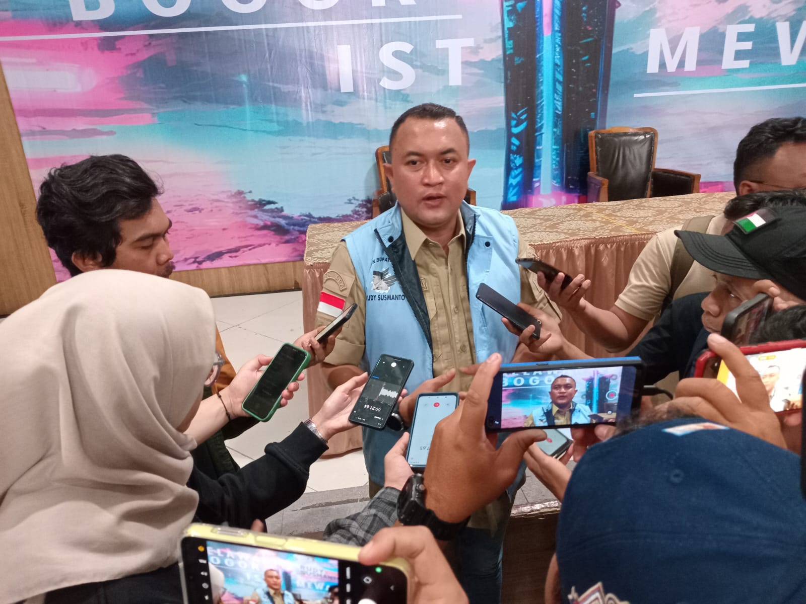 Bakal Calon Bupati, Rudy Susmanto menjawab pertanyaan Awak Media usai deklarasi relawan Bogor Istimewa, Citeureup, Kabupaten Bogor, Selasa (23/7/2024).
