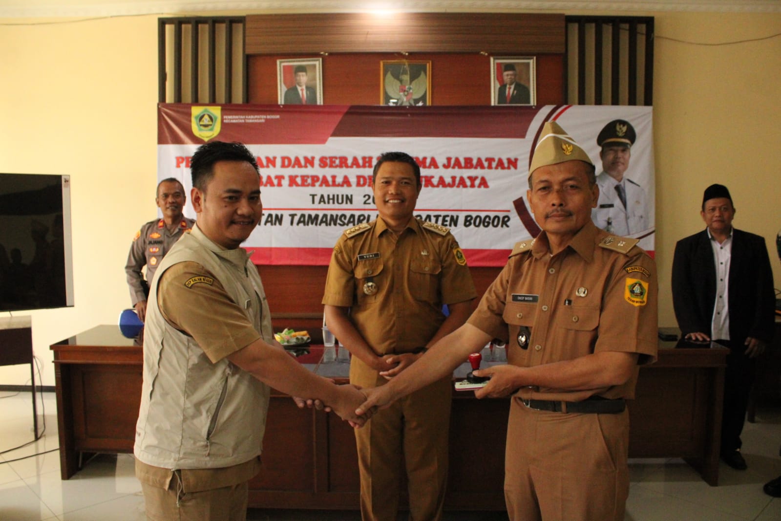 Camat Tamansari, Yudi Hartono melantik Penjabat (Pj) Kepala Desa Sukajaya, Encep Basuni
