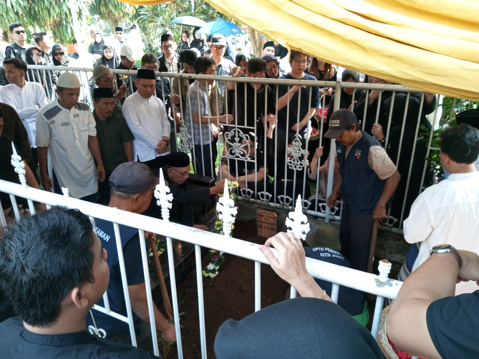 Prosesi pemakaman mendiang Wakil Ketua Komisi IV DPR RI, Budhy Setiawan pada hari ini, Selasa (23/7/2024).