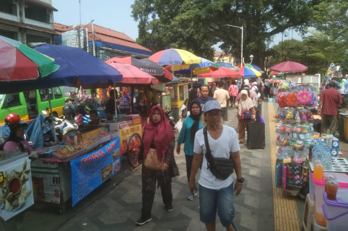 Deretan tenda PKL di kawasan Alun-Alun Kota Bogor.