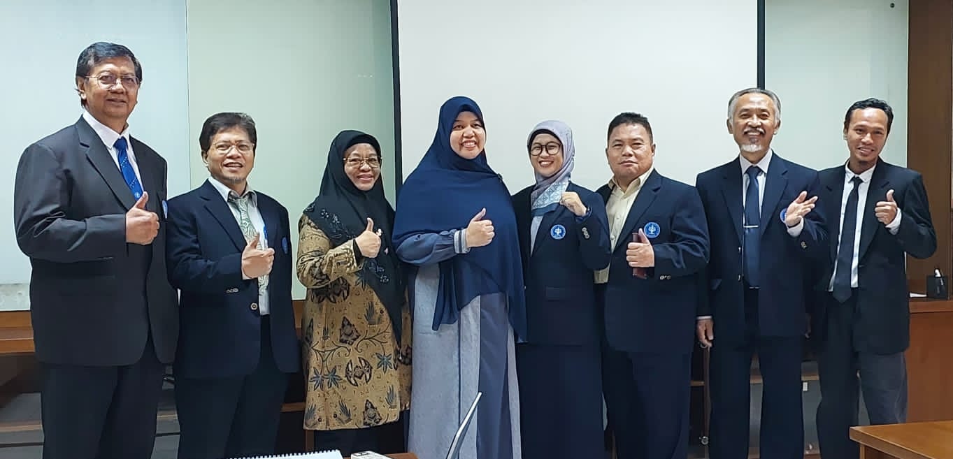 Doktor baru FEMA IPB University, Diah Febrina yang berhasil menjalani sidang promosinya dengan mengangkat judul disertasi Model Komunikasi Promosi Kesehatan dengan Pendekatan Ideasi dalam Pembentukan.