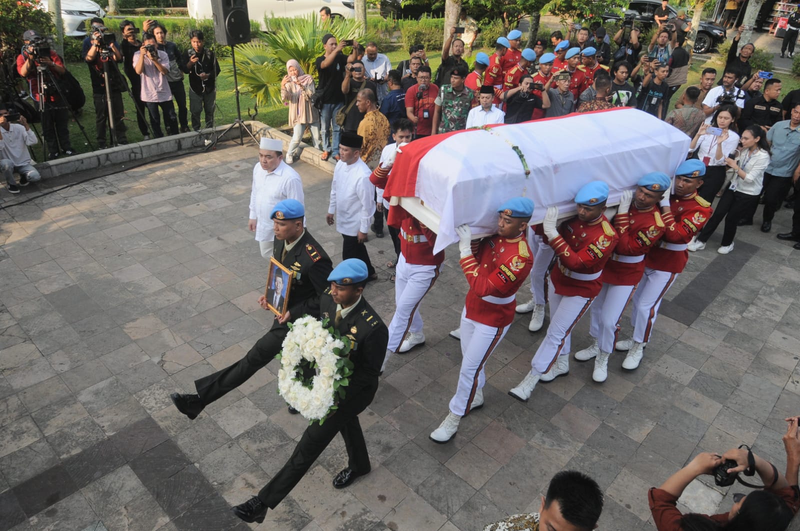 Upacara pemakaman Wakil Presiden Indonesia ke-9, Hamzah Haz dilakikan secara kenegaraan di komplek pemakaman keluarga di Desa Jogjogan, Kecamatan Cisarua, Kabupaten Bogor, Rabu (24/7/2024) sore.