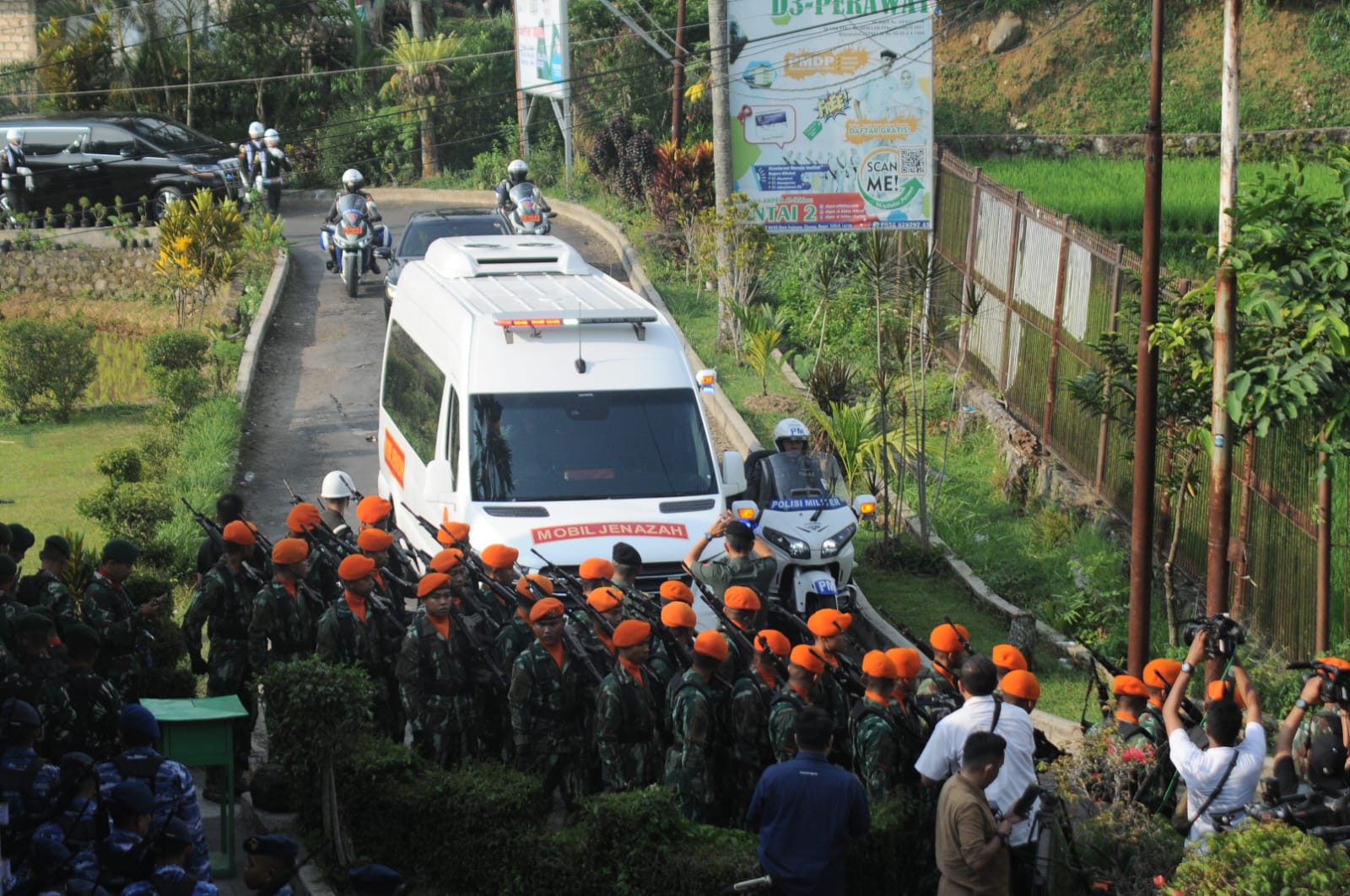 Prosesi pemakaman Hamzah Haz dilakukan secara militer di komplek pemakaman keluarga Desa Jogjogan, Kecamatan Cisarua, Kabupaten Bogor, Jawa Barat.