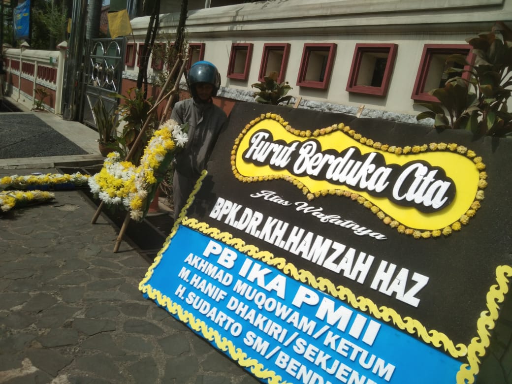 Rangkaian bunga ucapan berduka cita berdatanagan di rumah duka Alm. Hamzah Haz di Jalan Raya Kebonpedes, Kecamatan Tanahsareal, Kota Bogor, Rabu (24/7/2024).