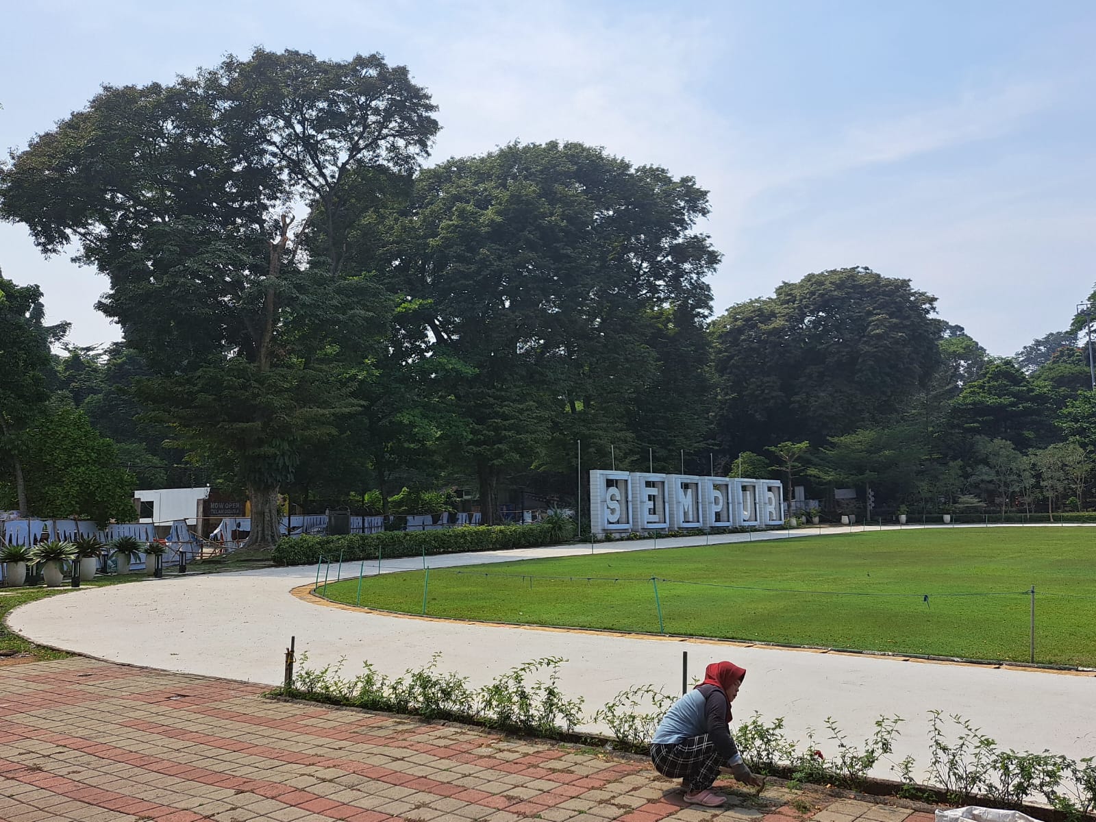 Kondisi trek jogging di Lapangan Sempur, Kota Bogor, yang belum lama diperbaiki.