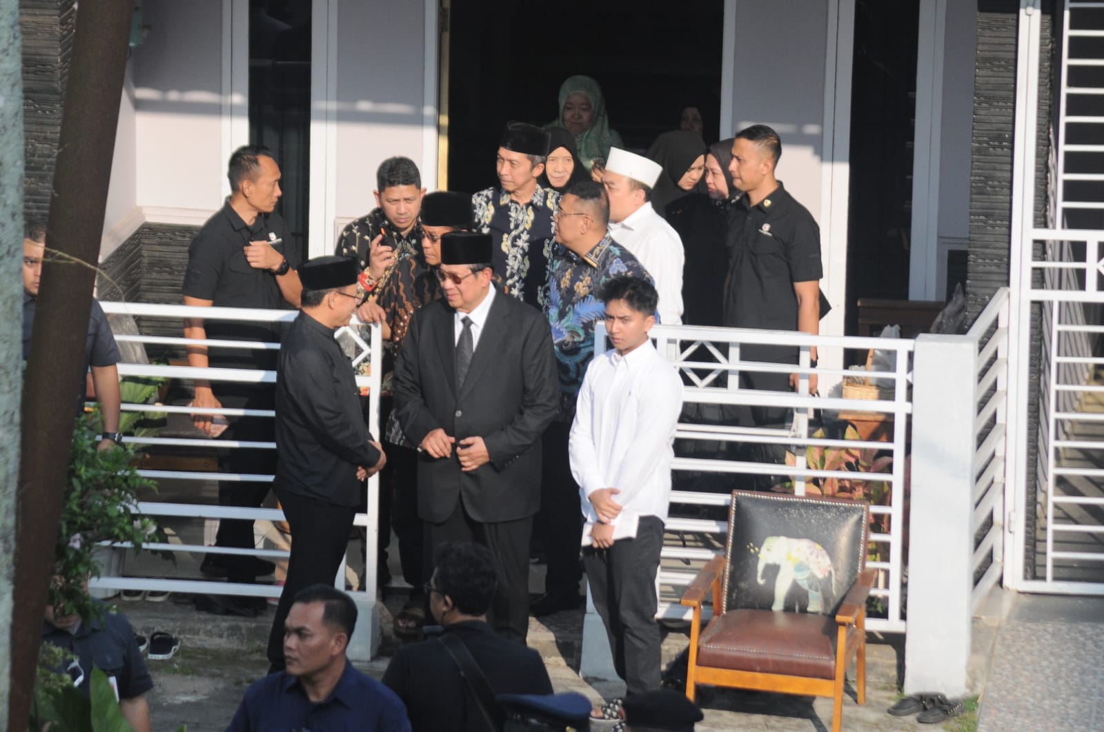 Presiden RI ke-6, Susilo Bambang Yudhoyono (SBY) saat melayat ke rumah duka almarhum Wakil Presiden Ke-9, Hamzah Haz di Jalan Raya Kebonpedes, Kota Bogor, Rabu (24/7/2024).