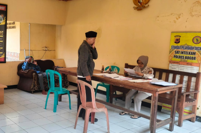 Suasana pembuatan SKCK di Polsek Parung Rabu (24/7/2024).