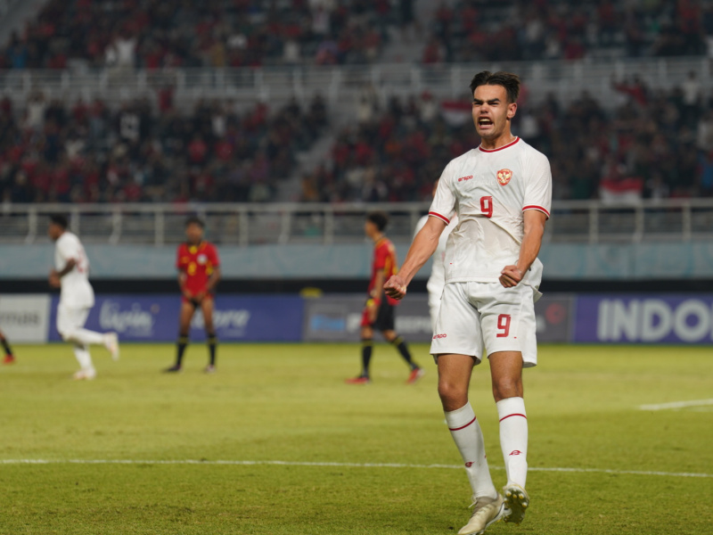 Selebrasi Striker Timnas U-19 Indonesia Jens Raven usai menjebol gawang Timor Leste.