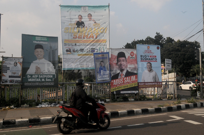 Sejumlah alat praga kampanye Cabup Bogor berjejer di simpang Sentul, Kabupaten Bogor. Senin (15/7/2024).