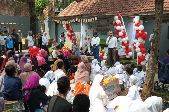 Dedie A Rachim bersama puluhan anak difabel dalam acara peringatan bertajuk Senandung Hari Anak Nasional ini digelar Jl. Ciremai 12 Kota Bogor.