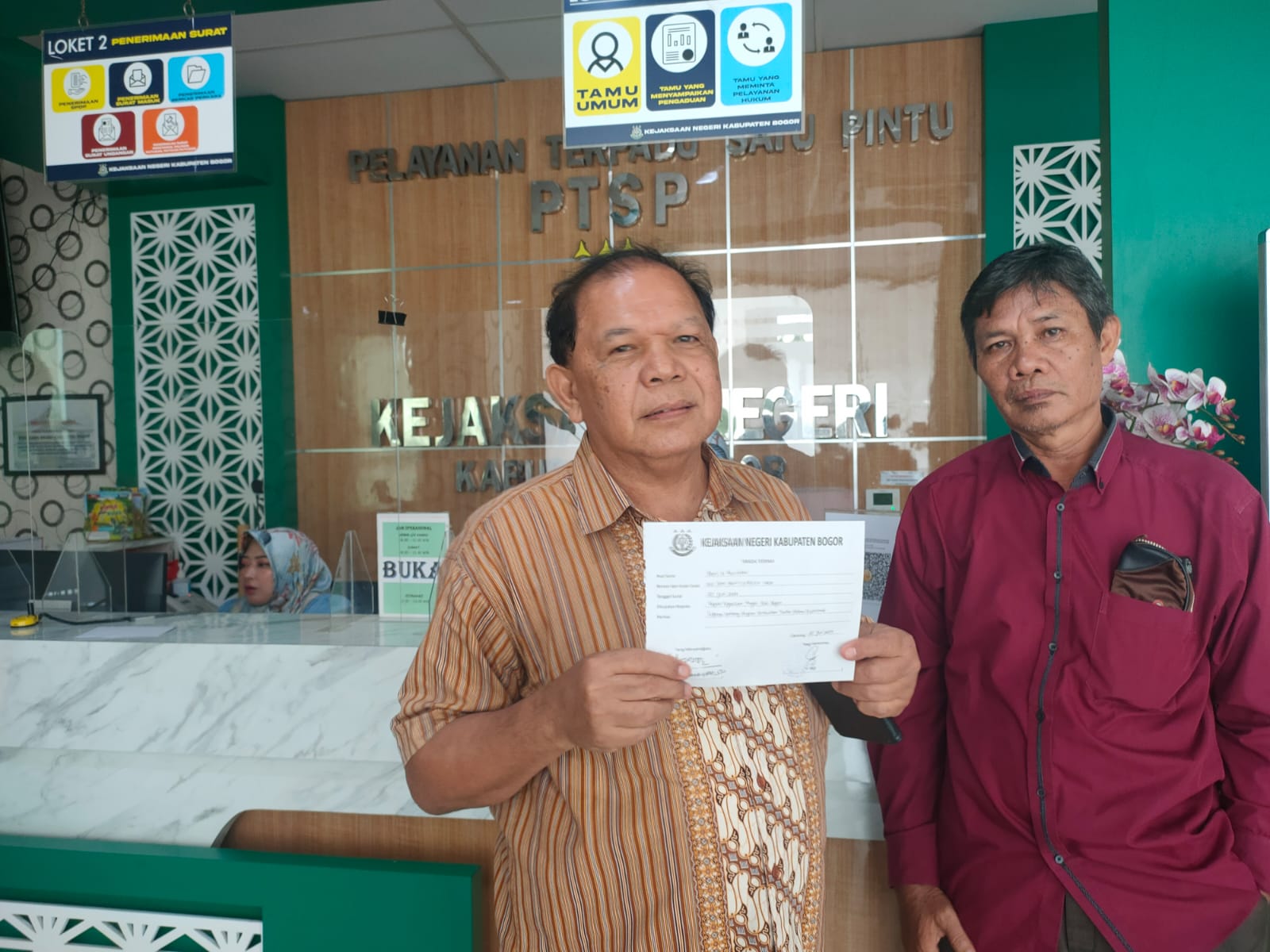 Penasehat hukum Bernhard dan Darwin Panggabean saat mendatangi Kantor Kejari Cibinong Kabupaten Bogor hari ini, Kamis (25/6/2024).