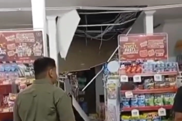 Kondisi atap minimarket di Klapanunggal yang dijebol kawanan perampok pada Kamis (25/7/2024).