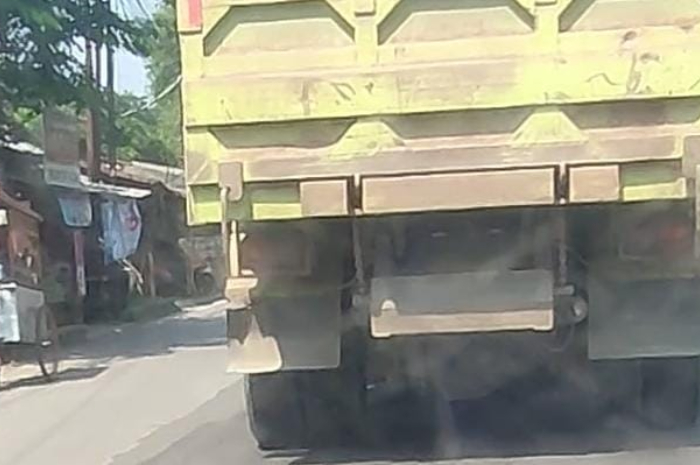 Truk tambang tanpa pelat nomor melintas di kawasan Parung Panjang, Bogor.