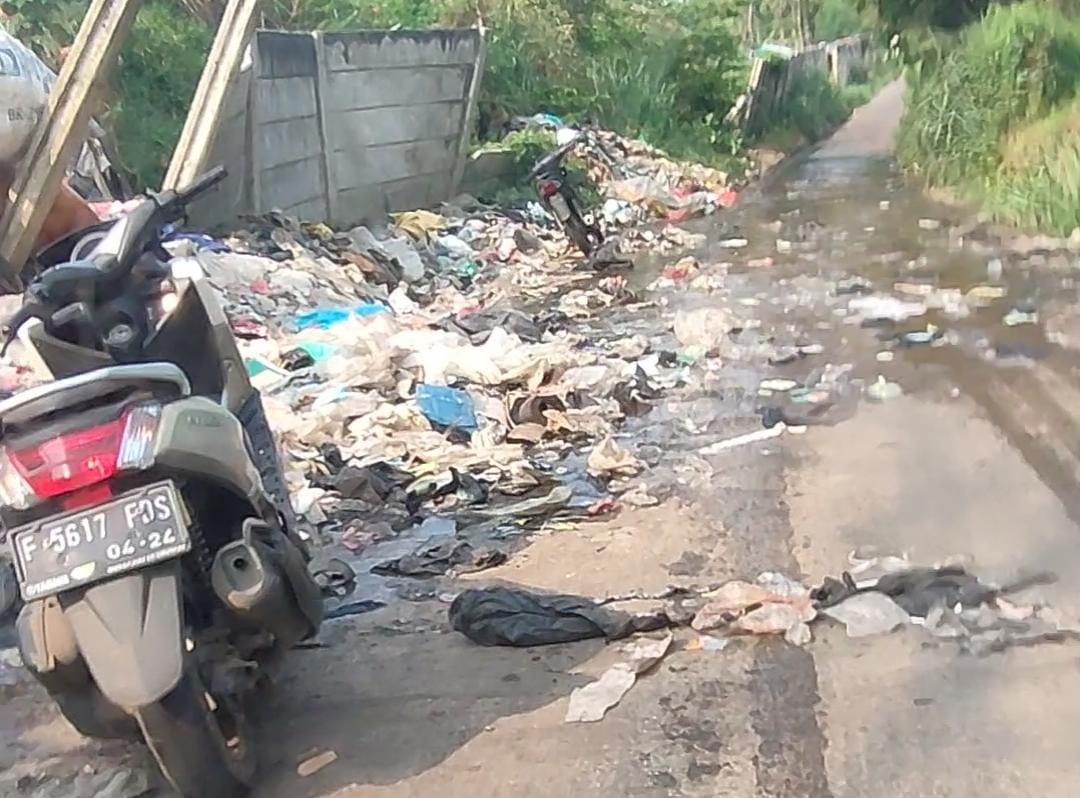 Tembok pembatas TPAS Galuga Bogor ambruk.