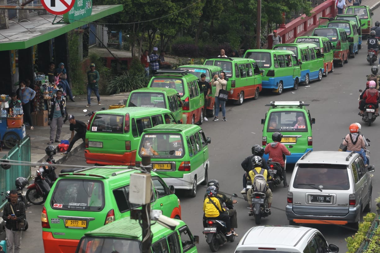 Belasan angkot ngetem di Jembatan Merah Kota Bogor. Transportasi umum saat ini masih menjadi masalah utama di Kota Hujan.