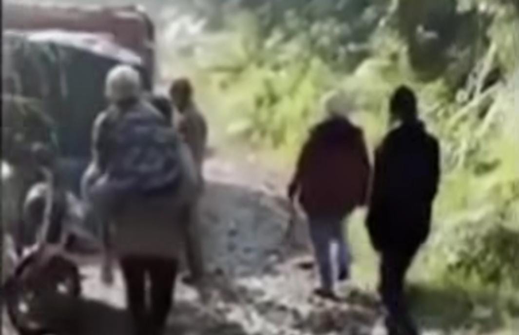 Dekat dengan tambang emas, jalan di Kabupaten Bogor ini rusak parah, video warga gendong orang sakit gegara jalan rusak viral